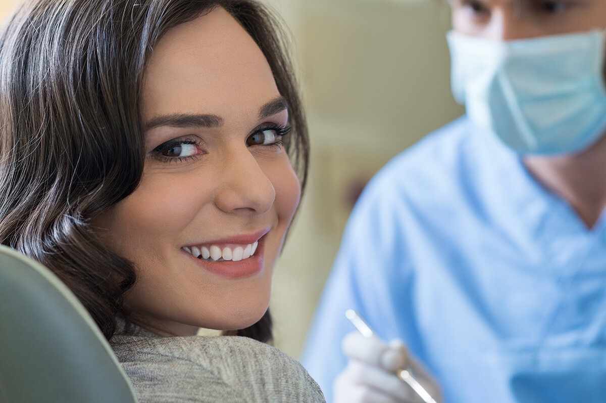 Czy implant zęba boli? Rekonwalescencja po wszczepieniu implantu